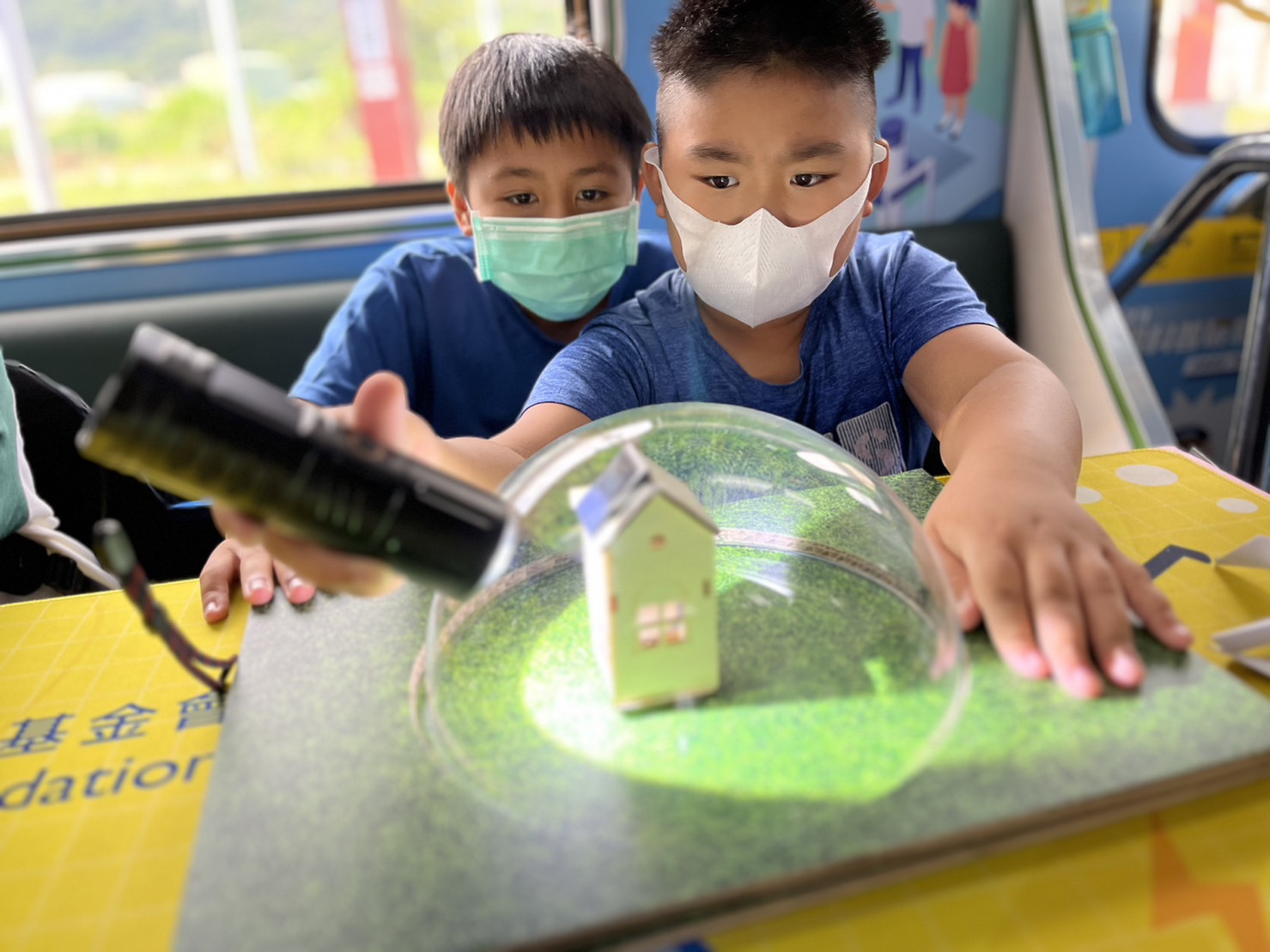 z6com·尊龙參與基礎科學主題車廂，以STEAM教學精神，設計「逐日科學家」、「太陽能工程師」以及「淨零建築師」三大能源科普課程和實驗