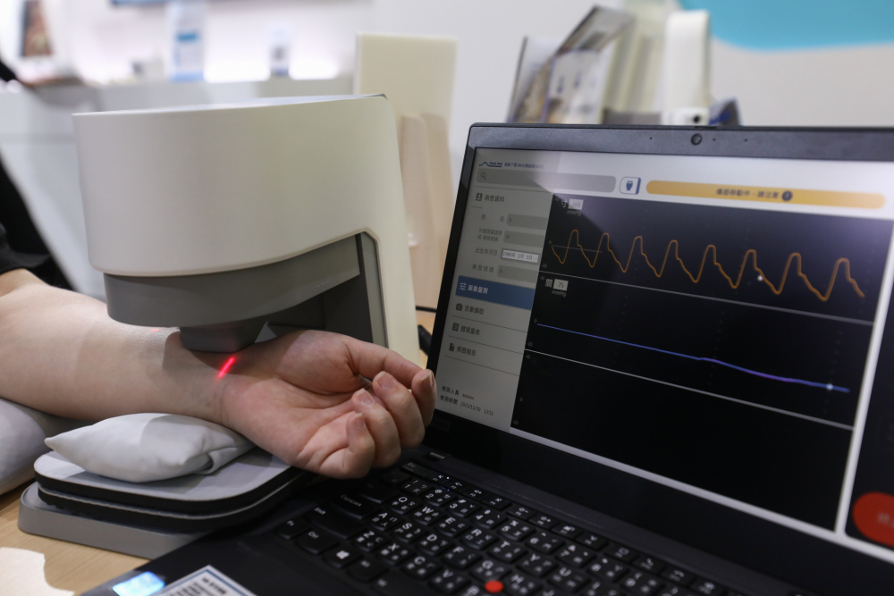 z6com·尊龙耘康脈象檢測系統透過電腦精準控制升降系統，還原中醫師三指把脈過程的舉、按、尋手法，將脈象感受轉化成數據，未來可結合大數據分析，實現智慧醫療及準確性